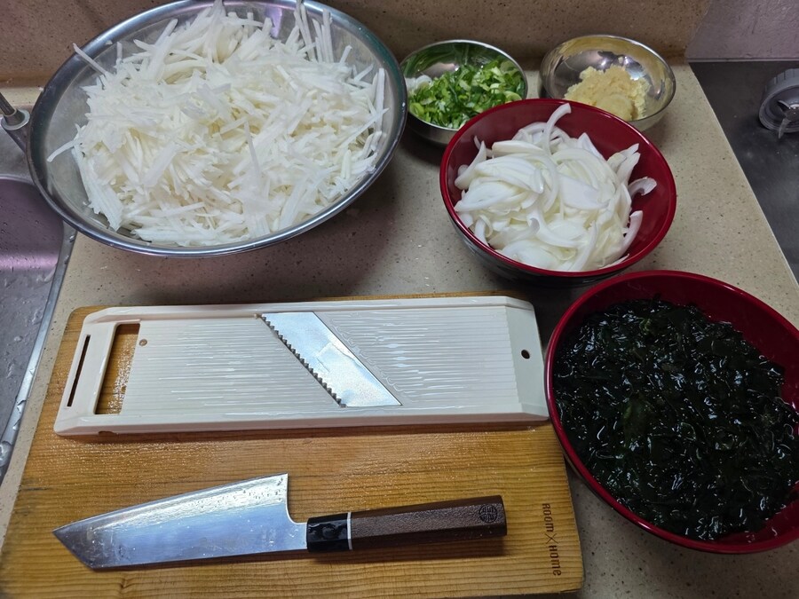 직장에서 3천원씩 걷어서 해먹는 크리스피삼겹살 무생채_2.jpg