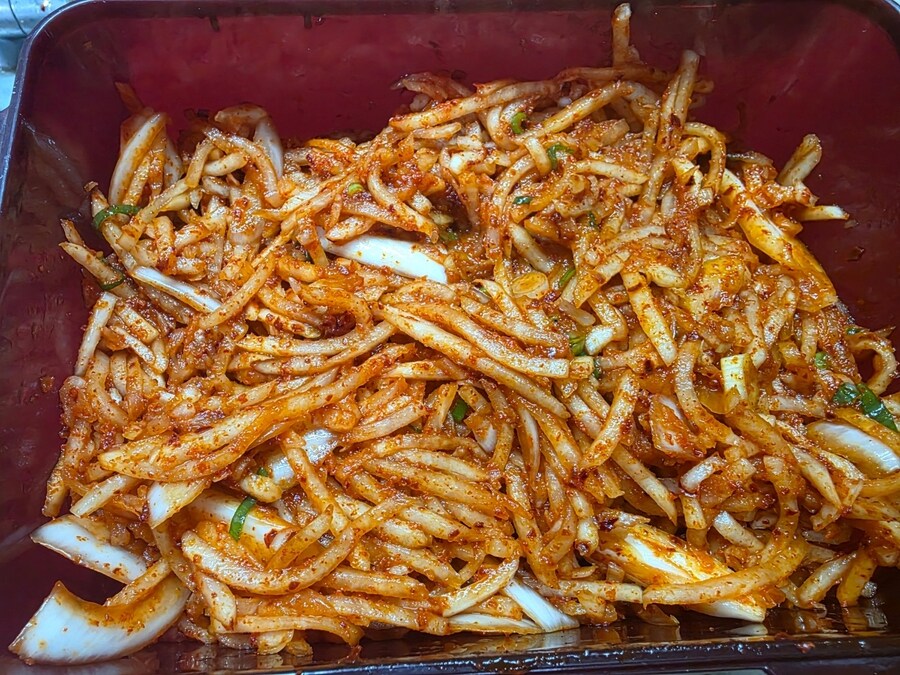 직장에서 3천원씩 걷어서 해먹는 크리스피삼겹살 무생채_4.jpg