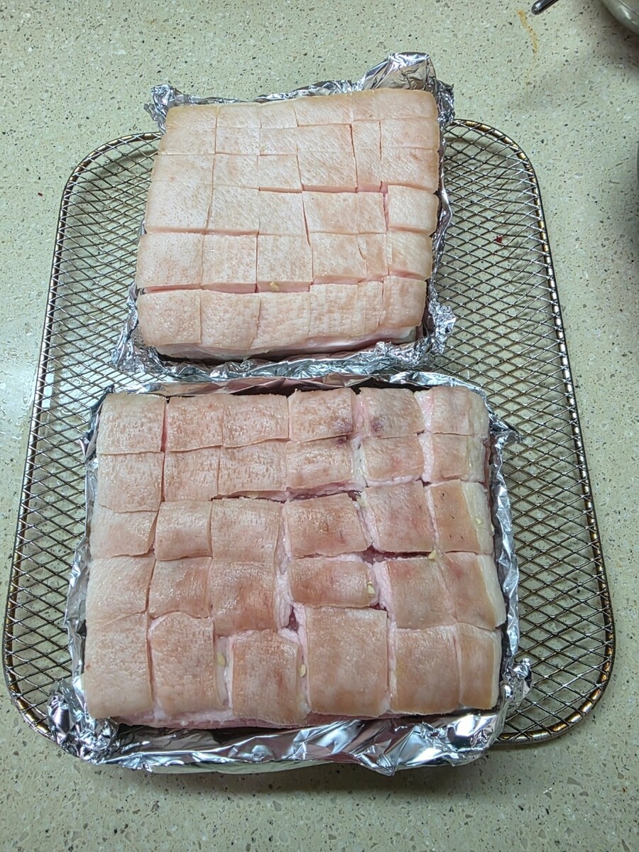 직장에서 3천원씩 걷어서 해먹는 크리스피삼겹살 무생채_7.jpg