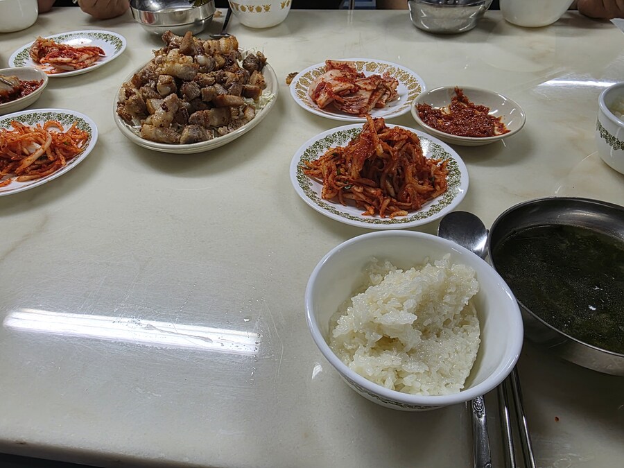 직장에서 3천원씩 걷어서 해먹는 크리스피삼겹살 무생채_9.jpg