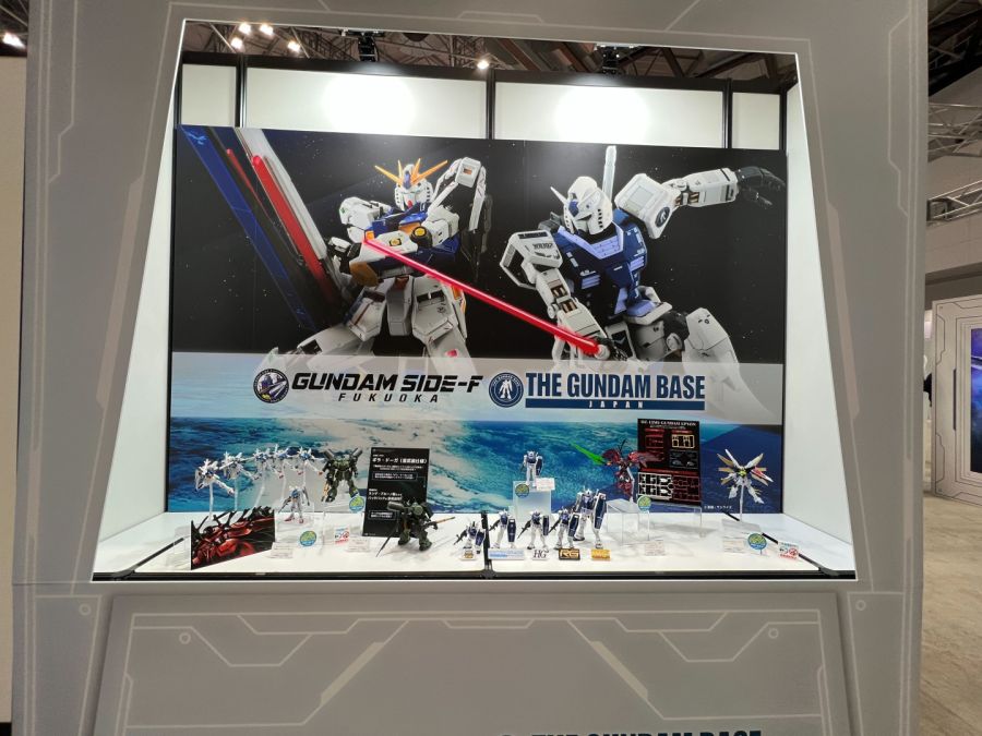 RG 건담 에피온 스페셜 코팅 외 건담 베이스 한정 전시 사진_1.jpg