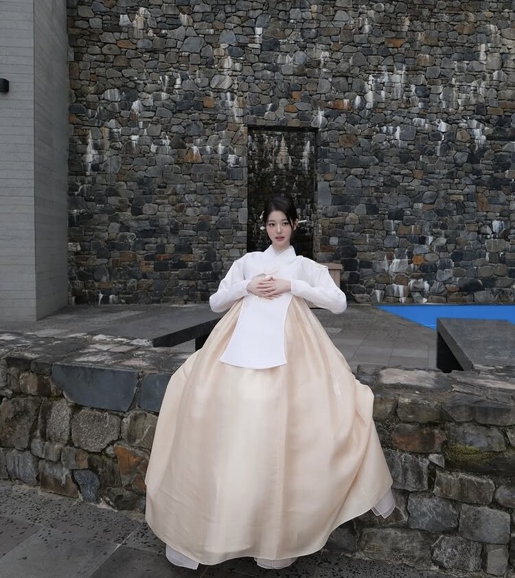 韓복 입어본 장원영_3.jpg