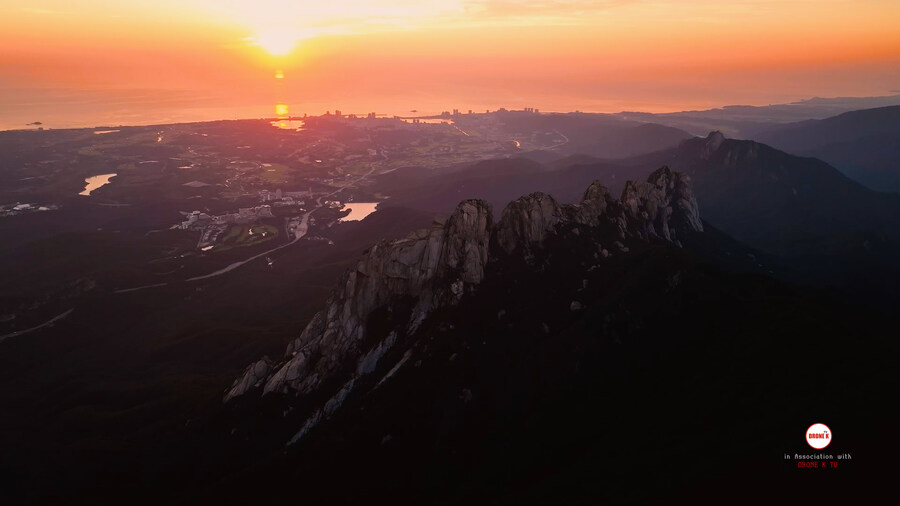 FPV 드론으로 본 울산바위 873m 다이브 (설악산 암벽등반 위험구간 실영상)_1.jpg