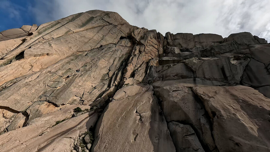 FPV 드론으로 본 울산바위 873m 다이브 (설악산 암벽등반 위험구간 실영상)_15.jpg