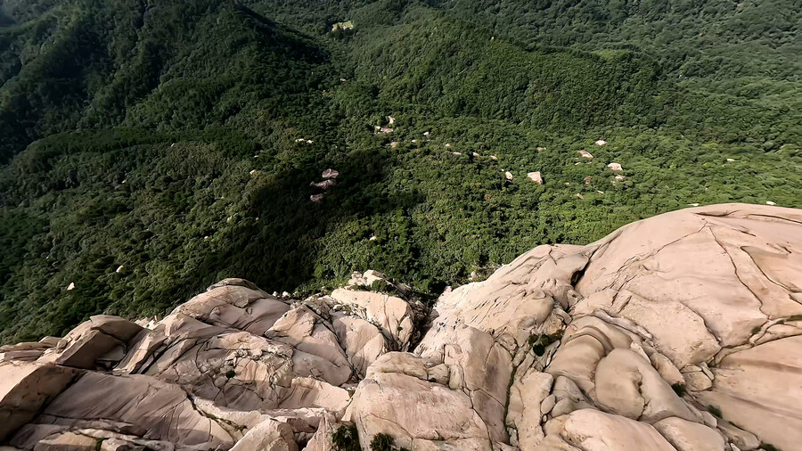 FPV 드론으로 본 울산바위 873m 다이브 (설악산 암벽등반 위험구간 실영상)_14.jpg