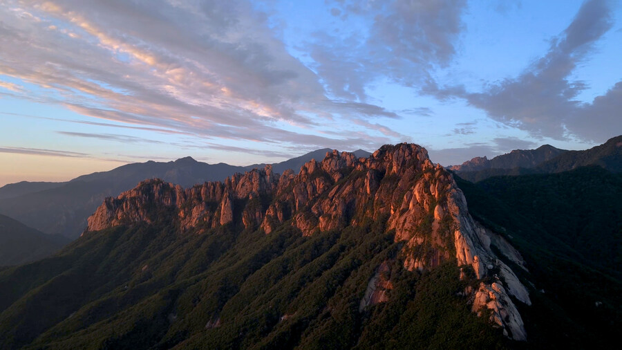 FPV 드론으로 본 울산바위 873m 다이브 (설악산 암벽등반 위험구간 실영상)_18.jpg