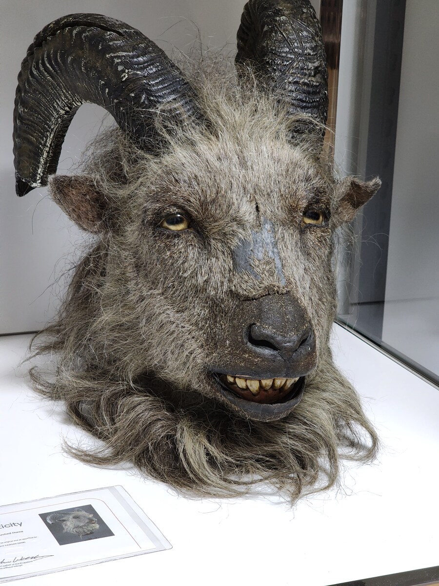 영화 제작에 실제로 사용된 소품 컬렉션_1.jpg