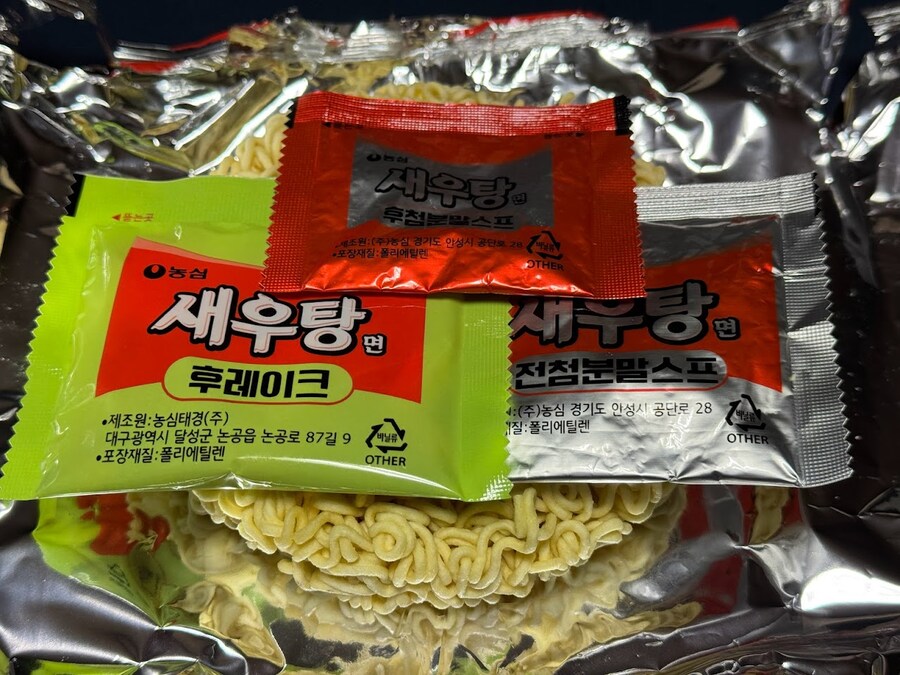 생생납작떡볶이면과 리뉴얼된 새우탕면_6.jpg