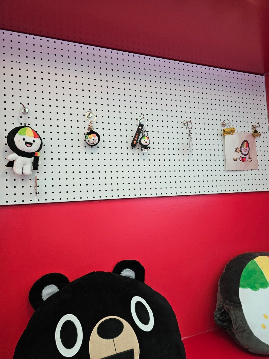 김밥 줄이 너무 길어서 굿즈나 사러 갔는데_5.jpg