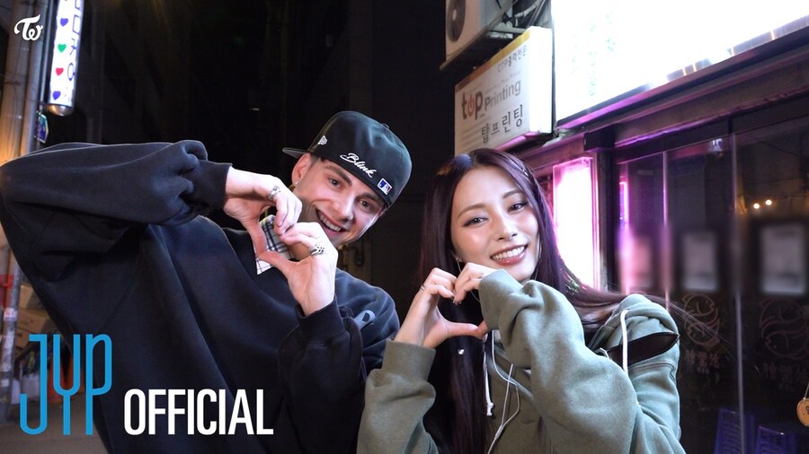 [트와이스] 코빈 베슨 x 쯔위 “Blink” MV 비하인드_1.jpg