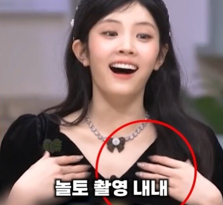 노출사고 터질까봐 코디가 옷을 붙여버린 연예인_1.jpg