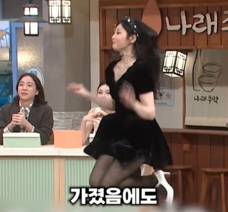 노출사고 터질까봐 코디가 옷을 붙여버린 연예인_9.jpg