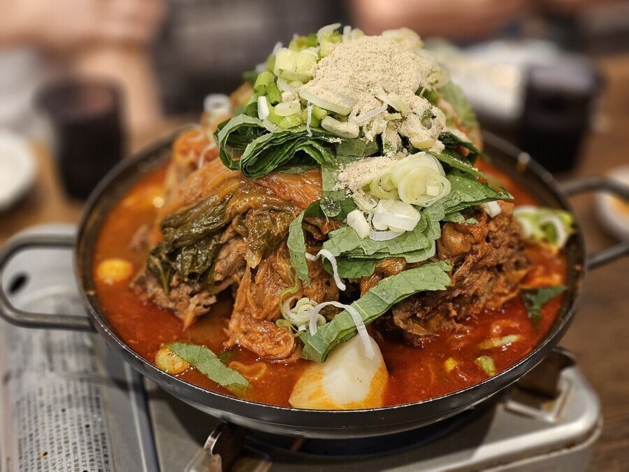 컨셉 제대로 잡았다는 도쿄 신오쿠보의 묵은지 감자탕집_1.jpg