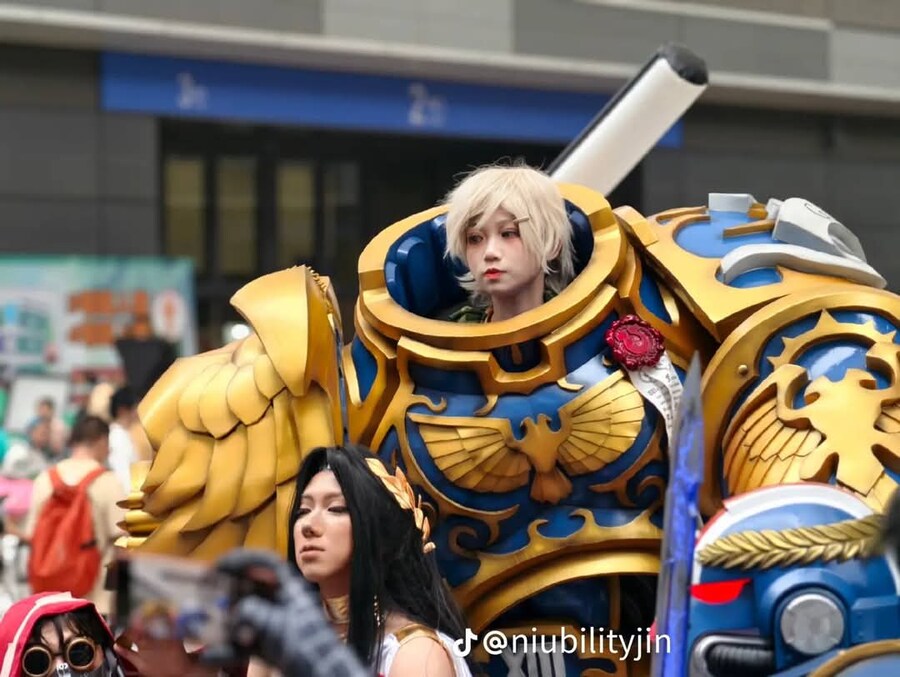 서양 커뮤에서 화제였다는 여성 코스프레이어.JPG_2.jpg