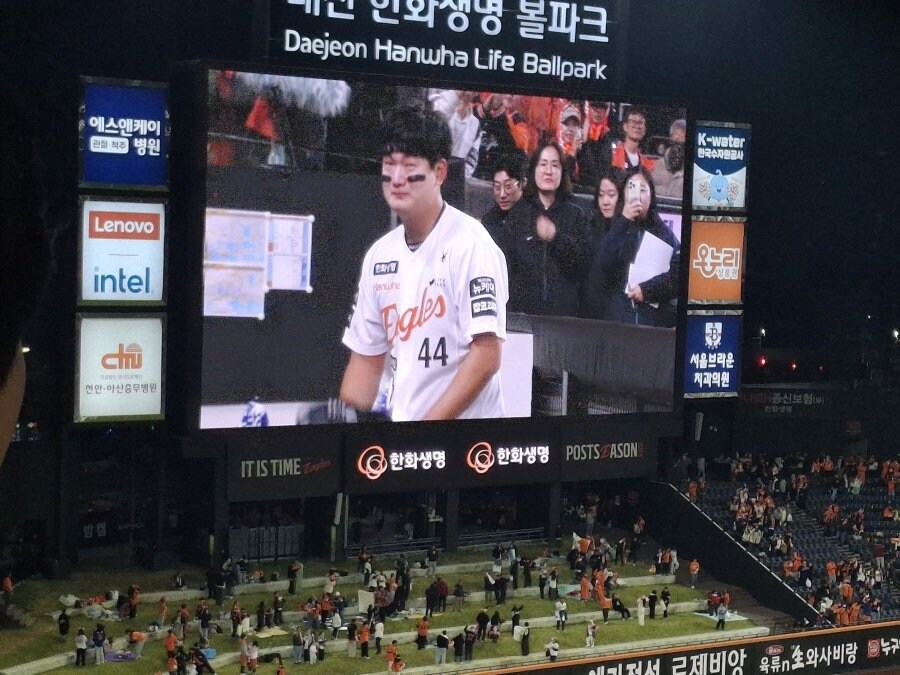 승리로 경기가 끝나고 엉엉 울어버린 한화 마무리 투수.jpg_2.jpg