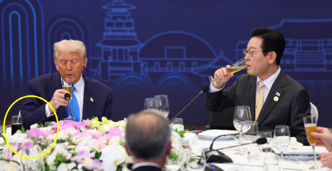 술엔 입도 안 댄 트럼프, 그가 특별히 챙겨온 건...'콜라'_1.jpg