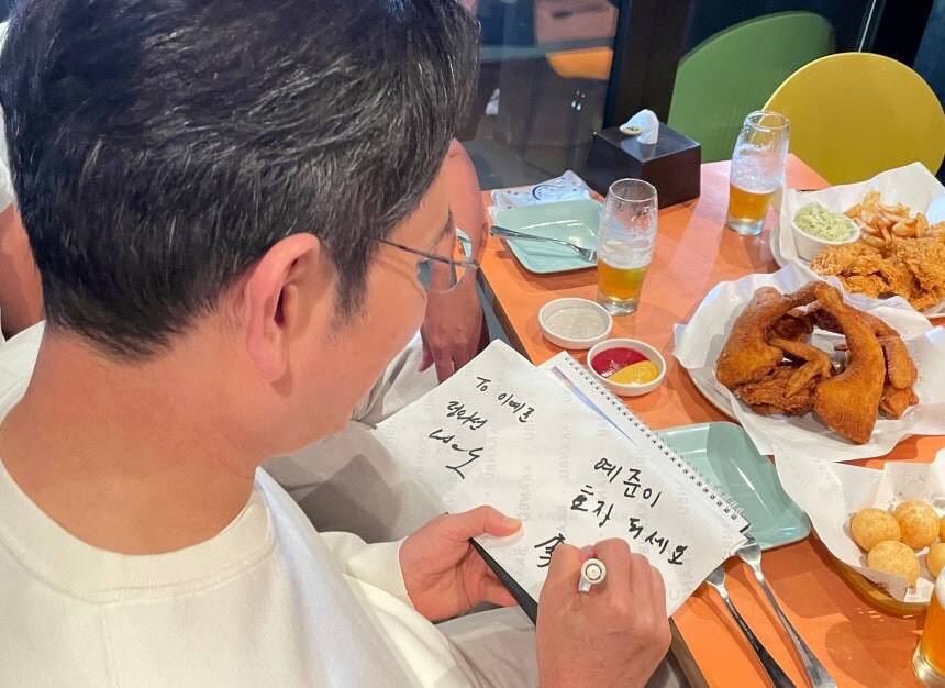 아이에게 사인 해주는 이재용_1.jpg