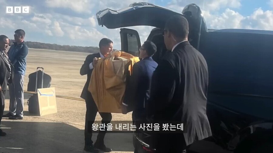 BBC) 에어포스원에 금관 실으려고 하는 사진_1.jpg