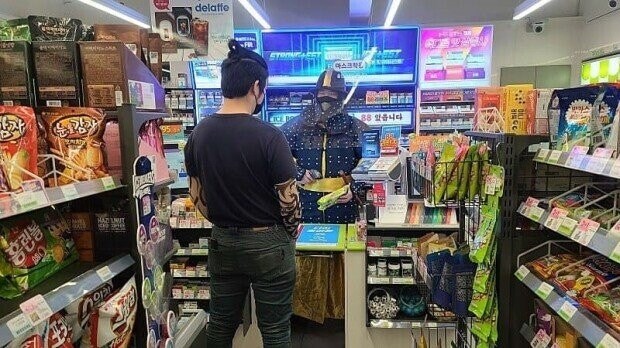 문신충과 무신이 대치중 ㄷㄷㄷ_1.jpg