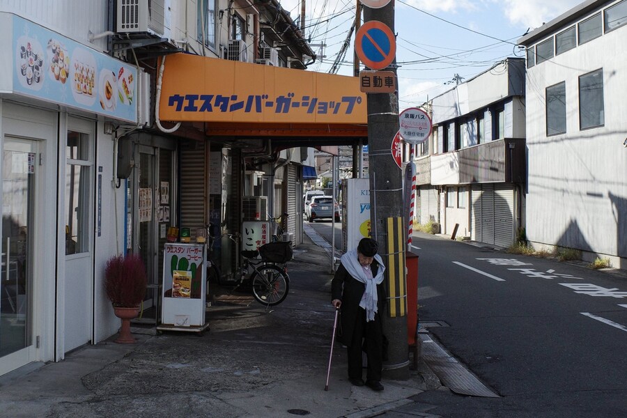 일본, 오래된 패스트푸드점의 햄버거와 메론소다 🍔🍈_1.jpg