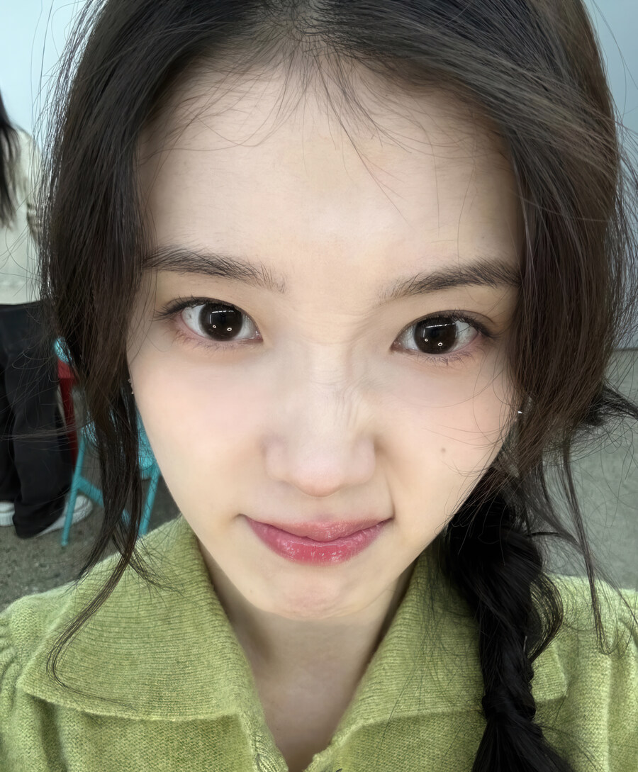 2025.11.06 아이유 인스타그램 사진 보정_8.jpg
