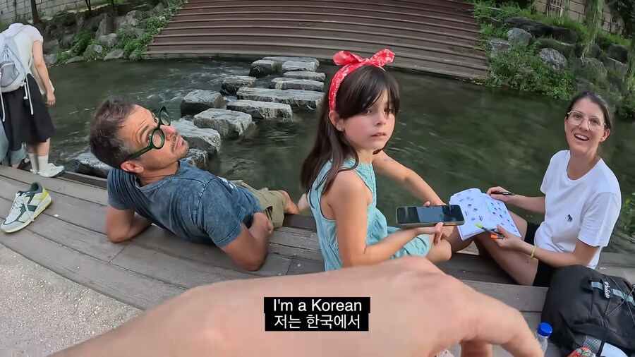 유튜브) 외국인들 사진찍어서 선물해주는 유튜버_14.png