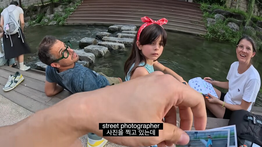 유튜브) 외국인들 사진찍어서 선물해주는 유튜버_15.png
