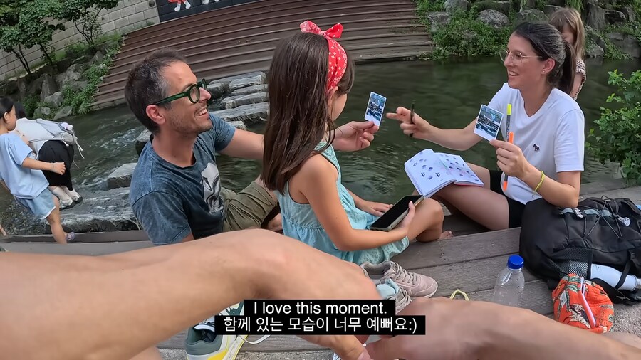 유튜브) 외국인들 사진찍어서 선물해주는 유튜버_20.png