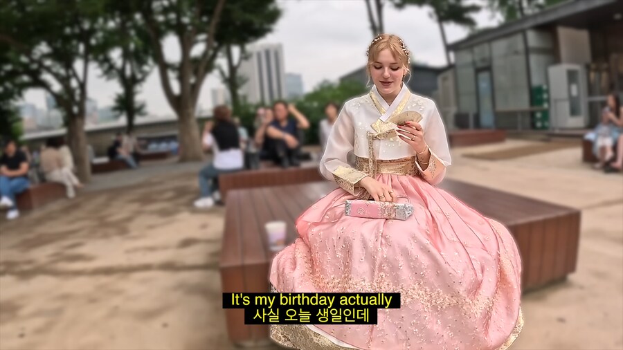 유튜브) 외국인들 사진찍어서 선물해주는 유튜버_32.png