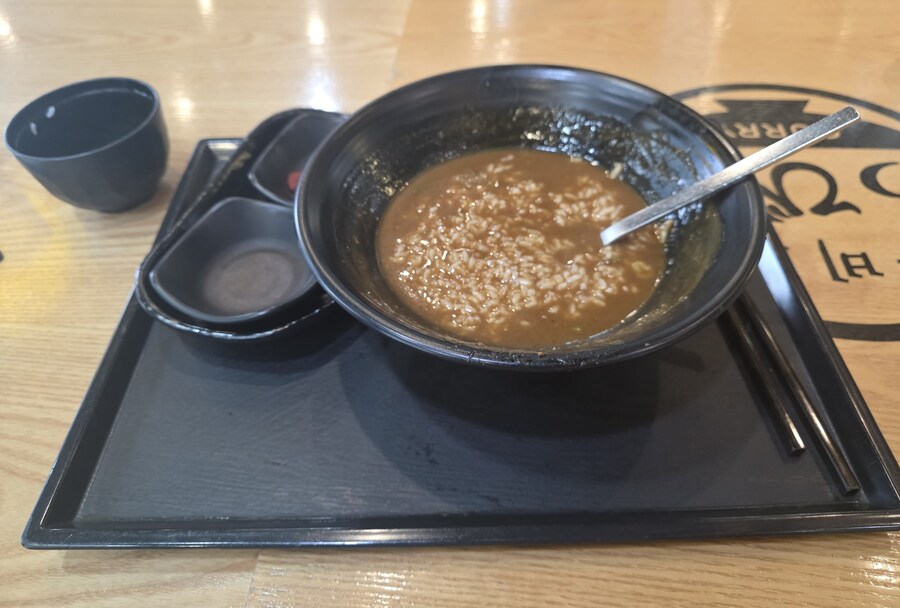 아비꼬에서 먹은 100시간 소시지 카레우동_2.jpg