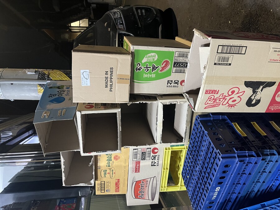 편의점) 박스 하고 봉투 접고..._1.jpg