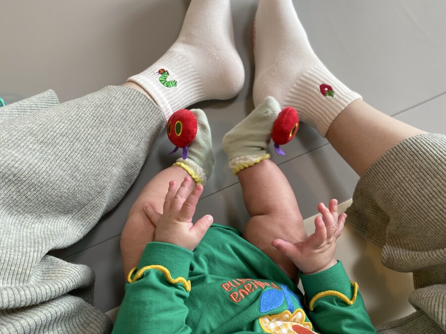 성우) 아들과 함께 선물 받은 양말을 신은 스자키 아야_1.jpg