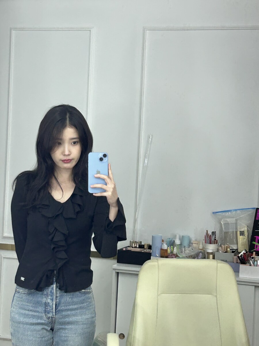 2025.11.07 아이유 베리즈 포스트_3.jpg