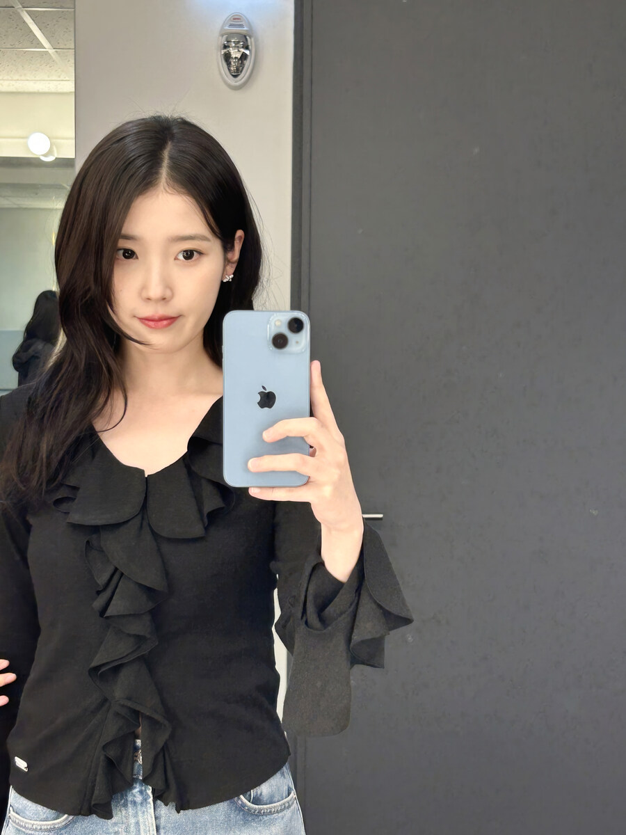 2025.11.07 아이유 베리즈 포스트 사진 보정_2.jpg