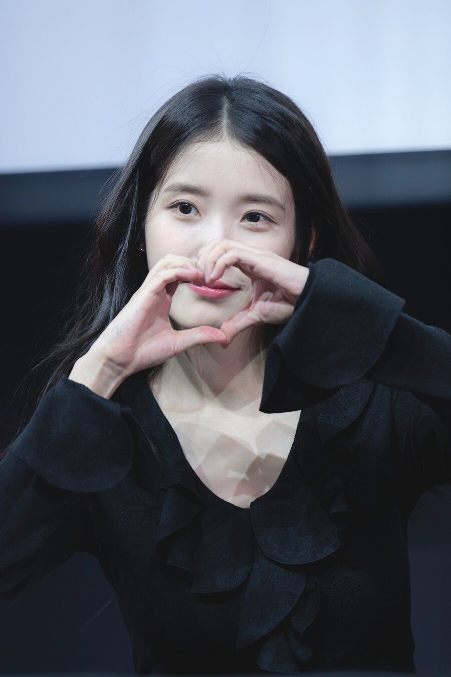 2025.11.07 아이유 푸라닭 팬싸인회(셀카봉)_2.jpg