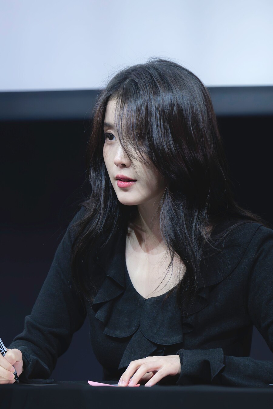 2025.11.07 아이유 푸라닭 팬싸인회(셀카봉)_3.jpg