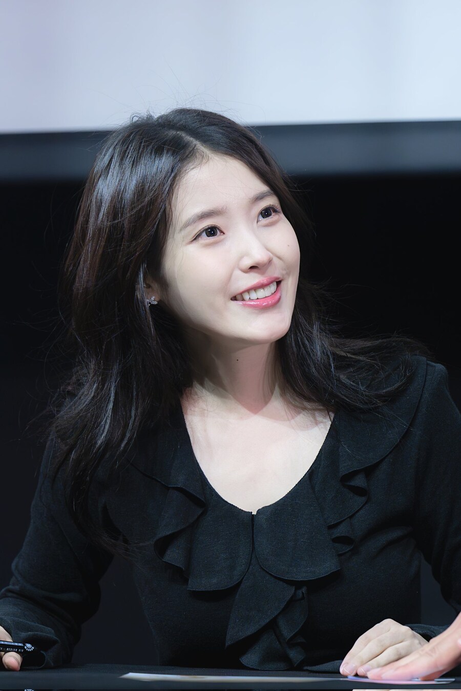 2025.11.07 아이유 푸라닭 팬싸인회(셀카봉)_9.jpg