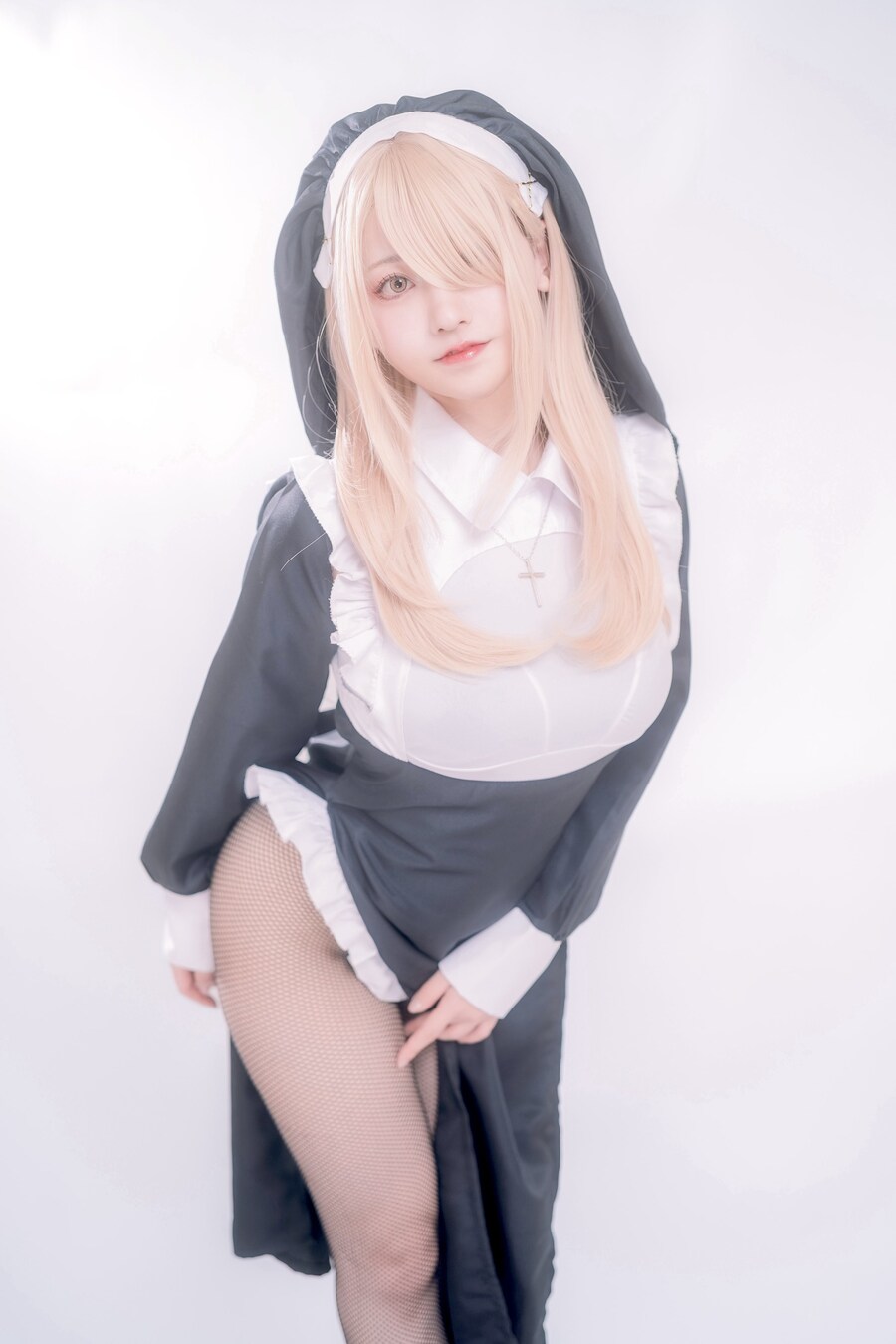 망사스타킹 신은 수녀 코스프레_4.jpg