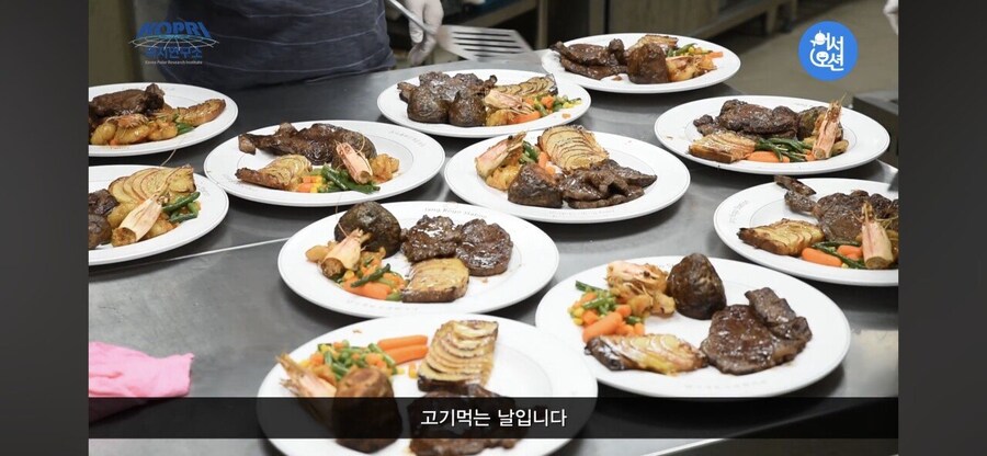 진짜 남극의 셰프가 말하는 식단 사정.jpg_7.jpg