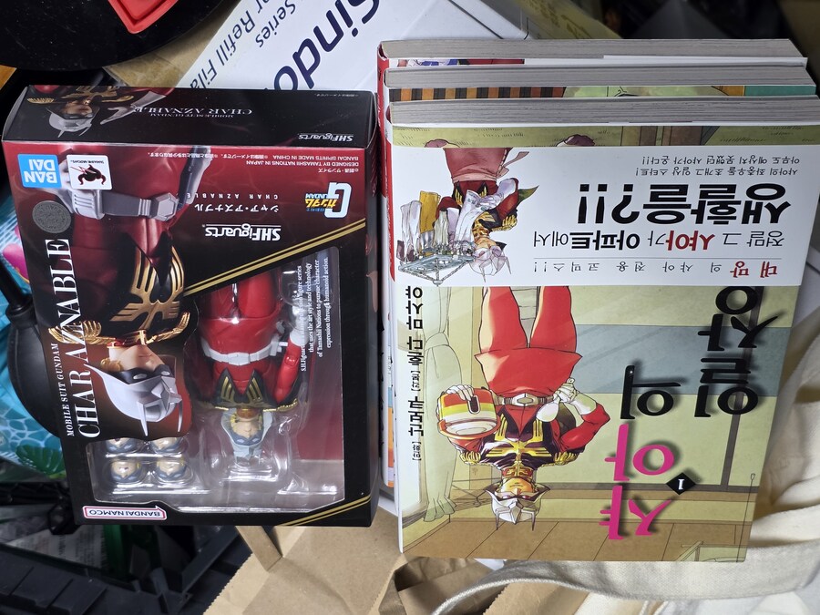 어제 수령해서 오늘 박스 개봉해본 SHF 샤아(미개봉)_1.jpg