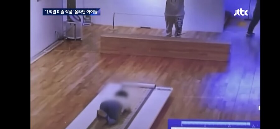 1억원 짜리 작품 위를 미끄럼틀로 써서 파손된 사건.jpg._5.jpg