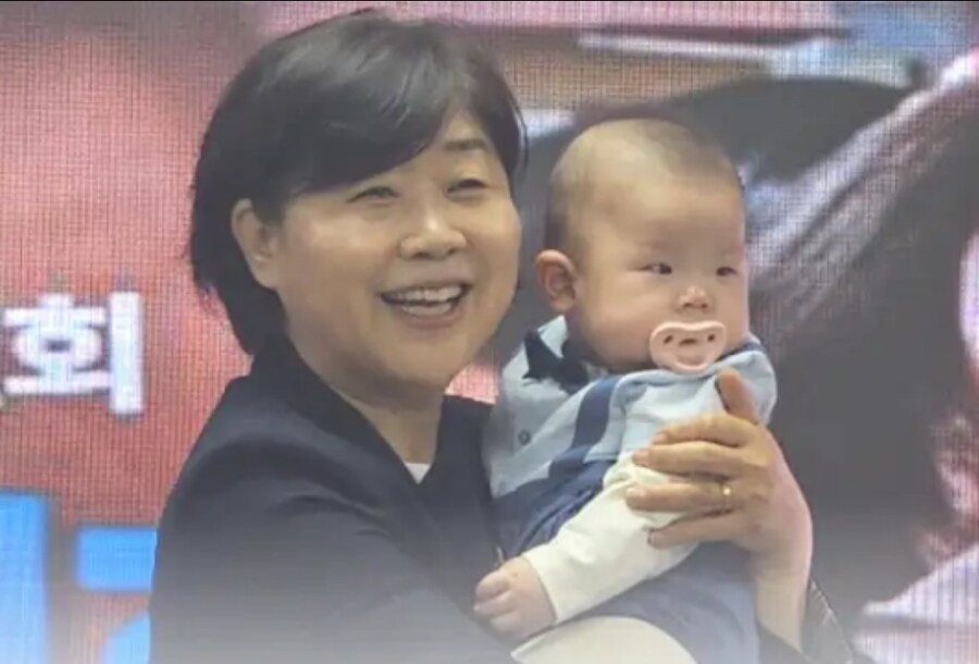 애기:으으 이 돼지랑 언제까지 같이 있어야해??_1.jpg