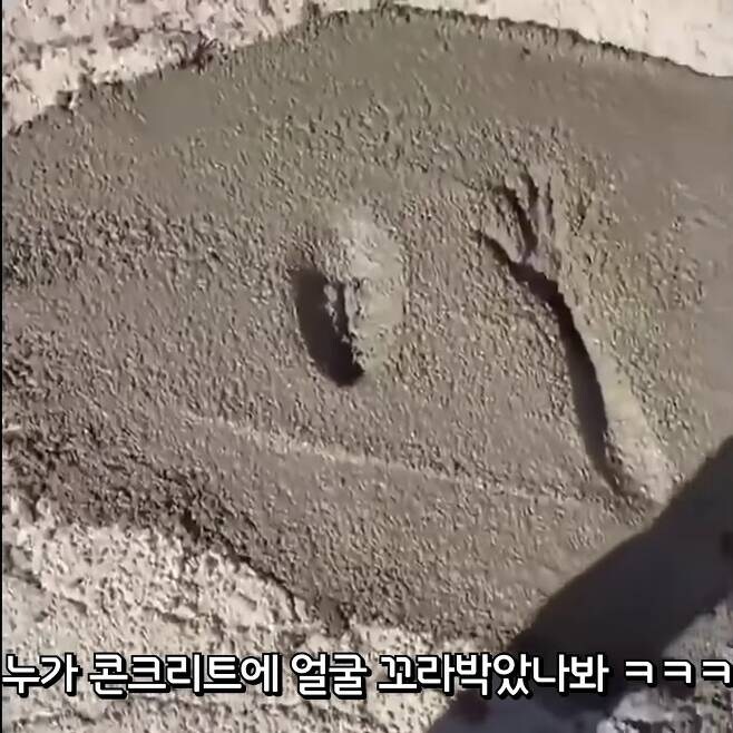 콘크리트에 얼굴 꼬라박은 사람_2.jpg
