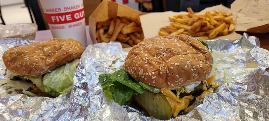 파이브 가이즈 버거 폭력적이네_1.jpg