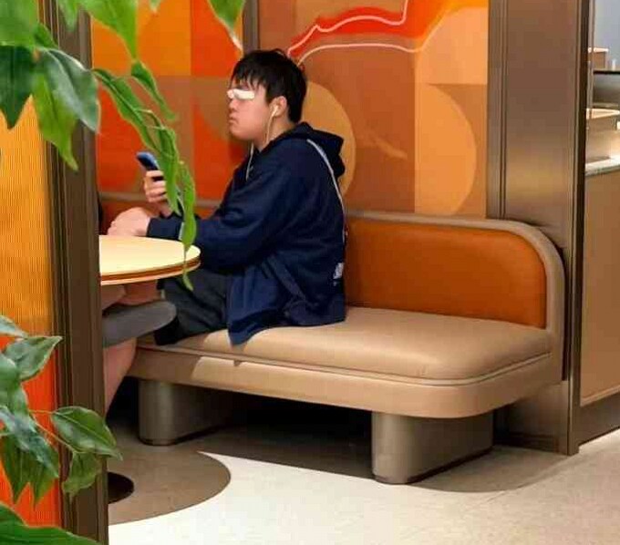 (롤) 중국에서 하는 롤드컵 조별딱 한 1시드팀 에이스 근황_3.png