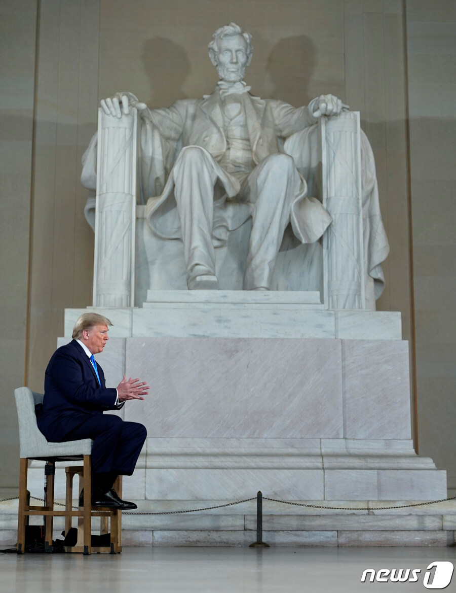 지금 폭소하고 있을 대통령_1.jpg