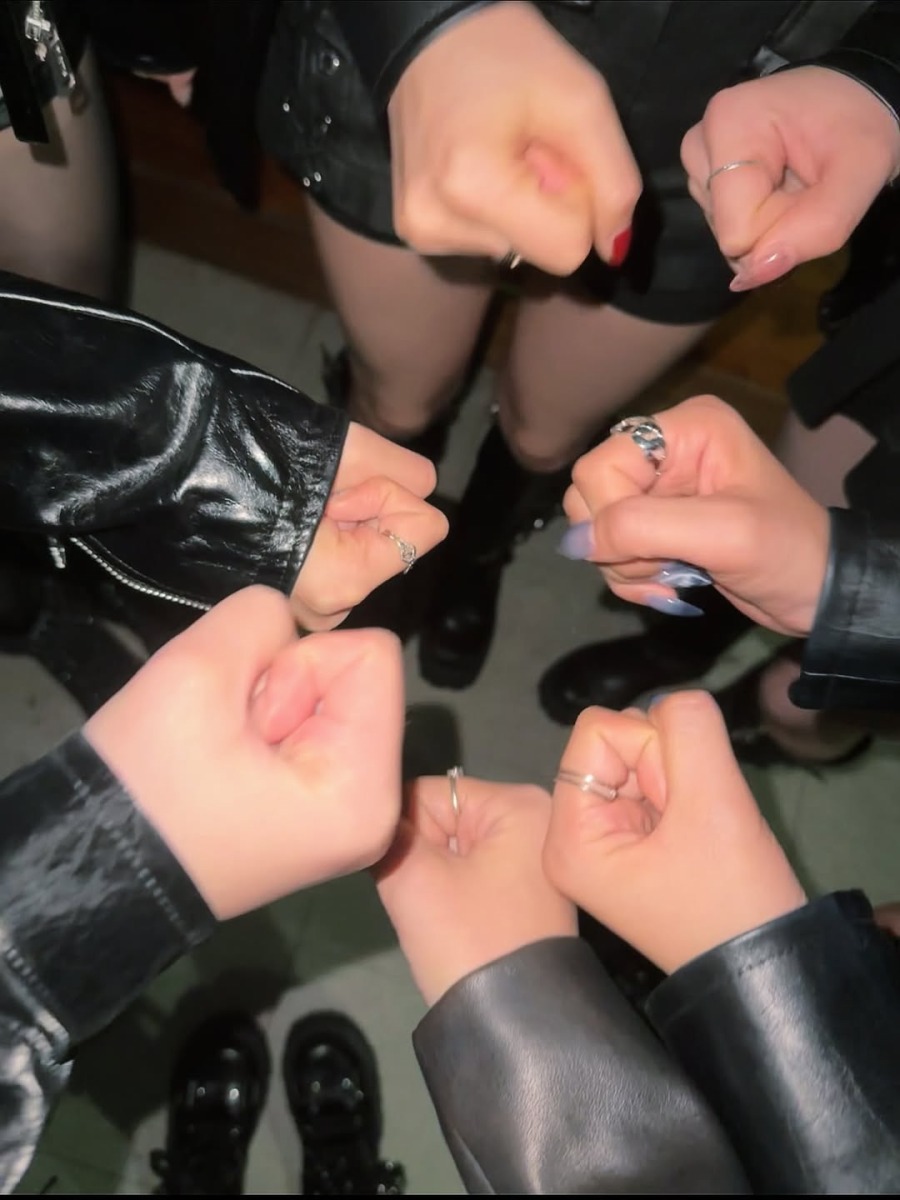 안녕하세요, 퍼플키스 이레입니다.저희 퍼플키스의 활동을 콘서트를 마지막으로 마무리하게 되었습니다.5년에 가까운 시간 동안 많은 분들께 사랑받을 수 있어 정말 감사하고 행복했.jpg