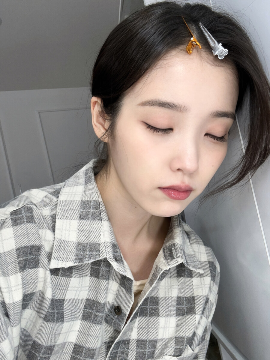 2025.11.20 아이유 베리즈 포스트 사진 보정_1.jpg