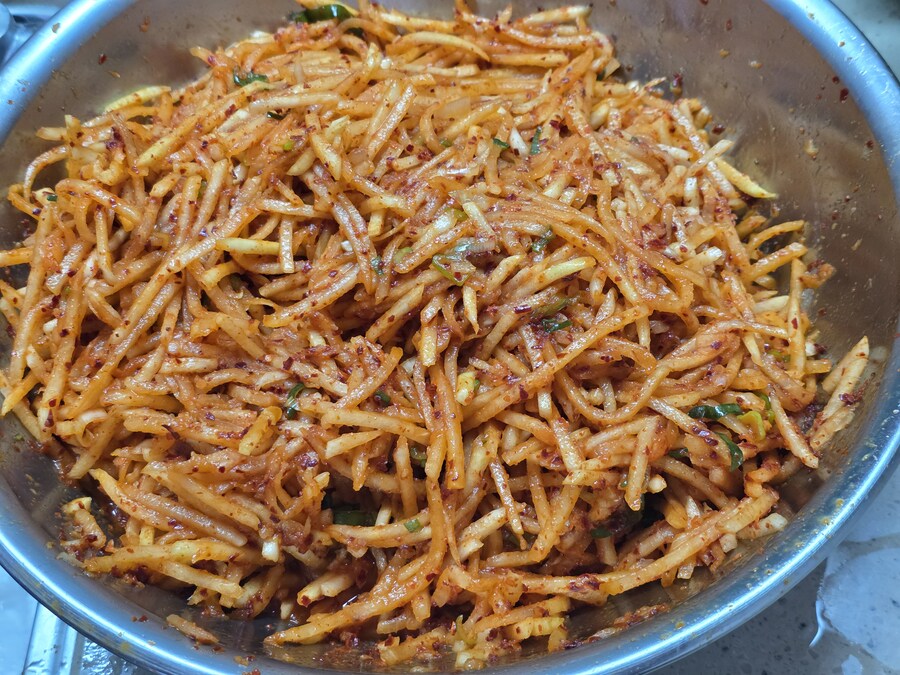 직장에서 3천원씩 걷어서 해먹는 점심 무생채비빔밥_2.jpg