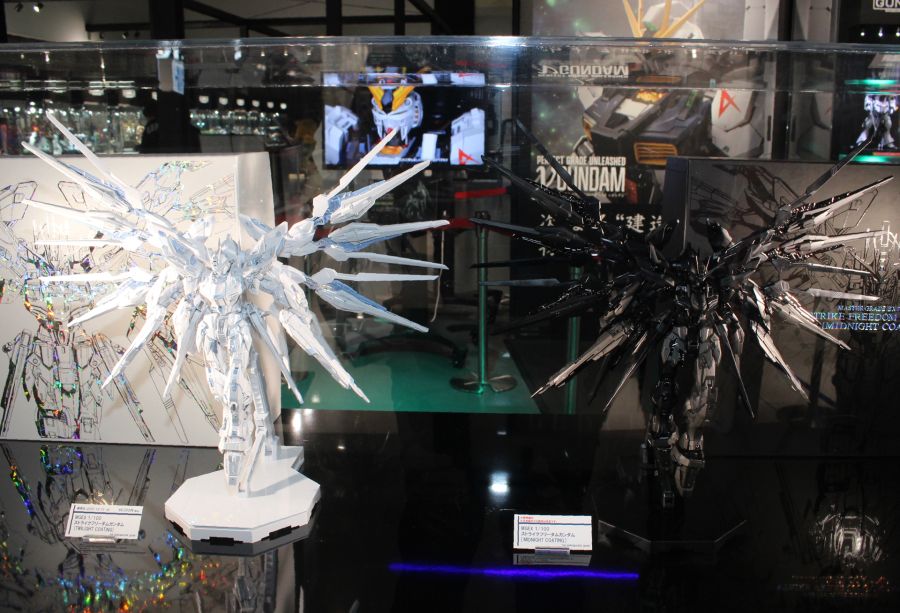 MGEX 스트라이크 프리덤 코팅판 계열 다각도 전시 사진_1.jpg